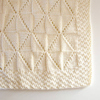 Gestrickte Babydecke mit Lochmuster