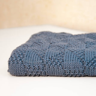 Gestrickte Babydecke im Windmühlen-Muster