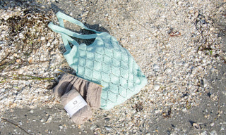 josefine-blume-karen-klarbaek-banner-header-2500x2000-strand-stricktasche-strickzeug-auf-muscheln-01